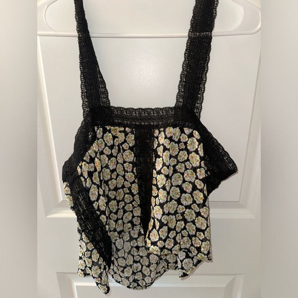 Lacey Floral Top - Picture 2 of 2